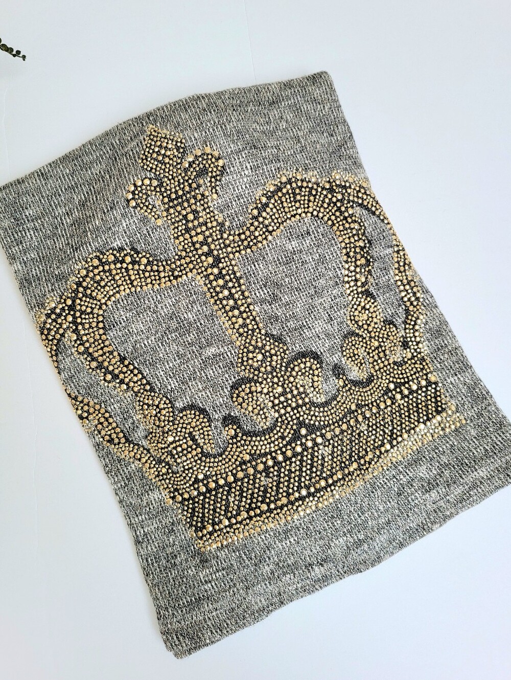 🪷3/$20🪷 NEW Forever 21 Gray Cropped Sweater with Gold Crown Design